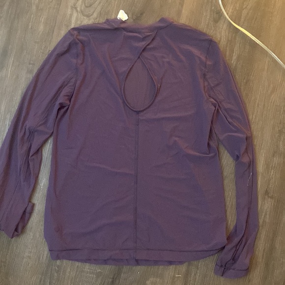Like new Lululemon keyhole mesh long sleeve shirt size 4 in color grape thistle - Picture 4 of 8